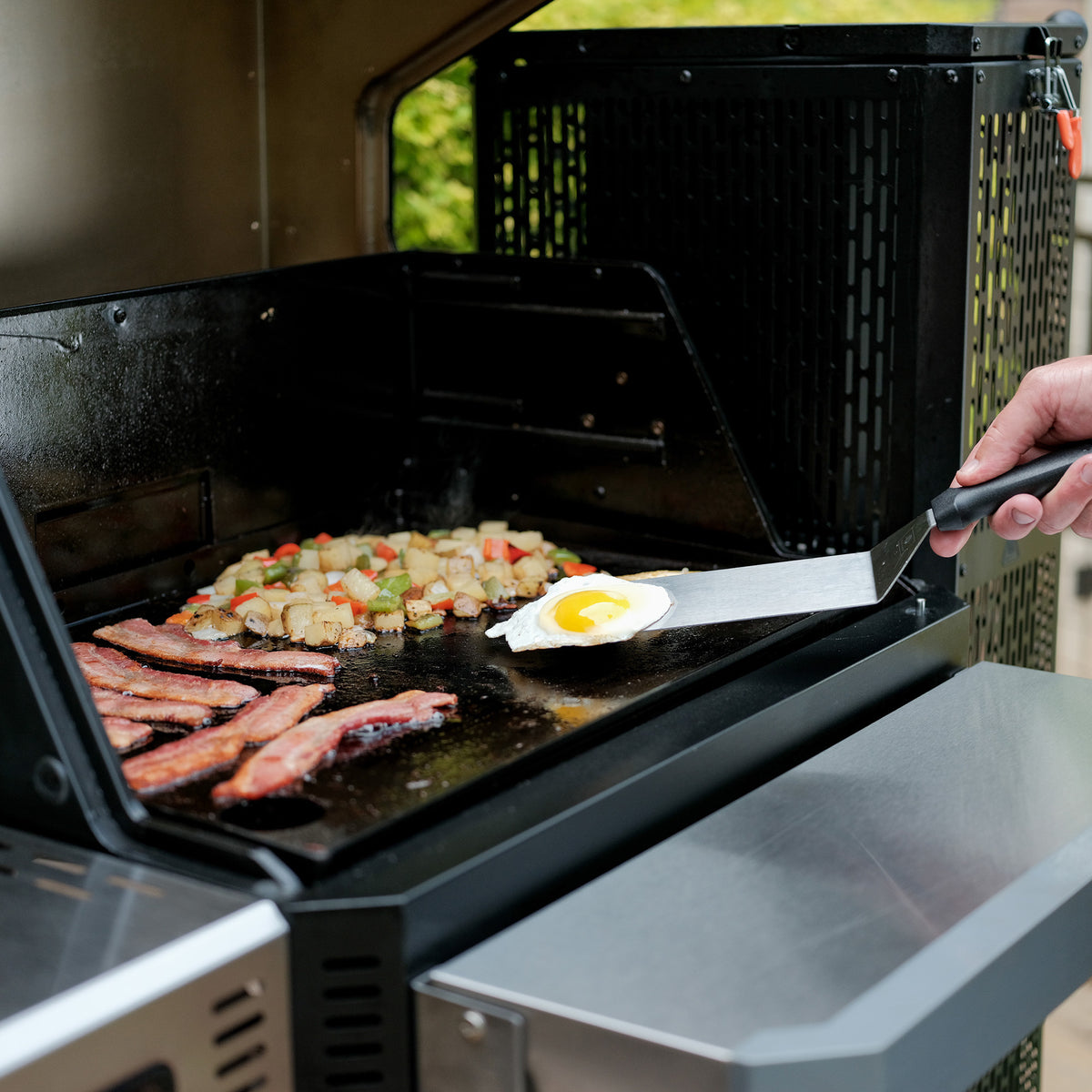 Cooking on the Masterbuilt Gravity Series 800 griddle