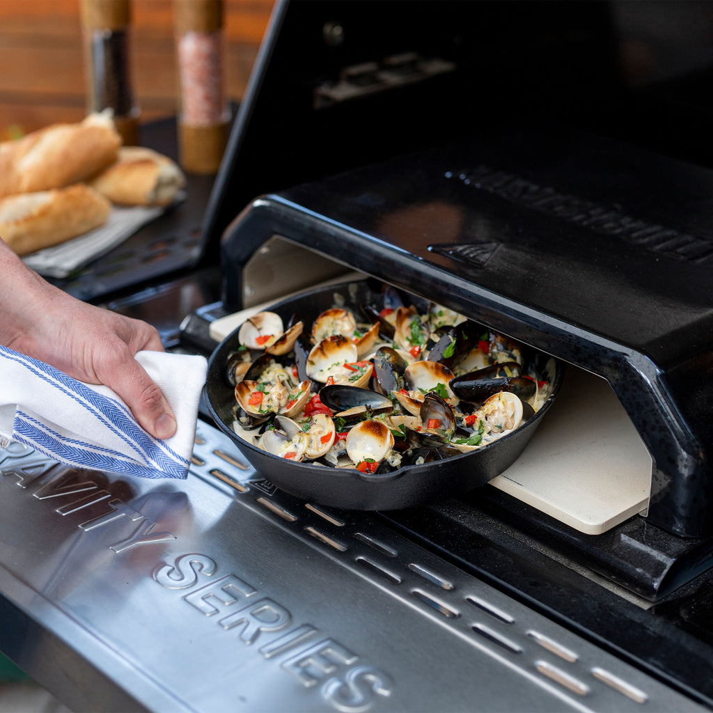 Gravity Series(TM) 1150 Digital Charcoal Grill and Smoker
