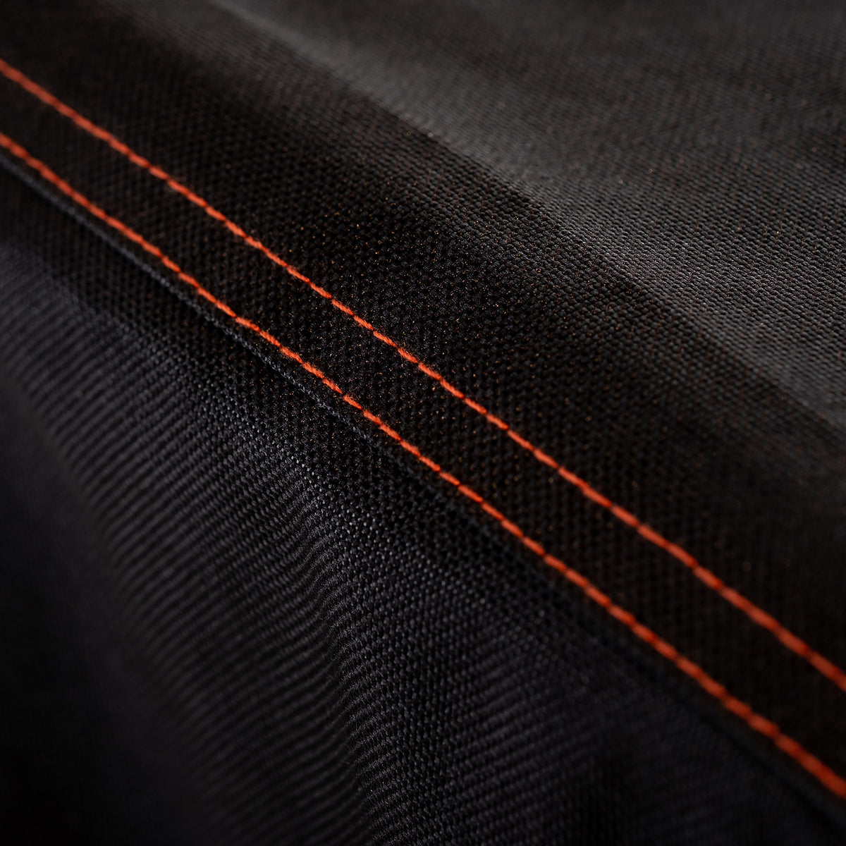 Stitching detail on the Masterbuilt 40 inch vertical smoker cover