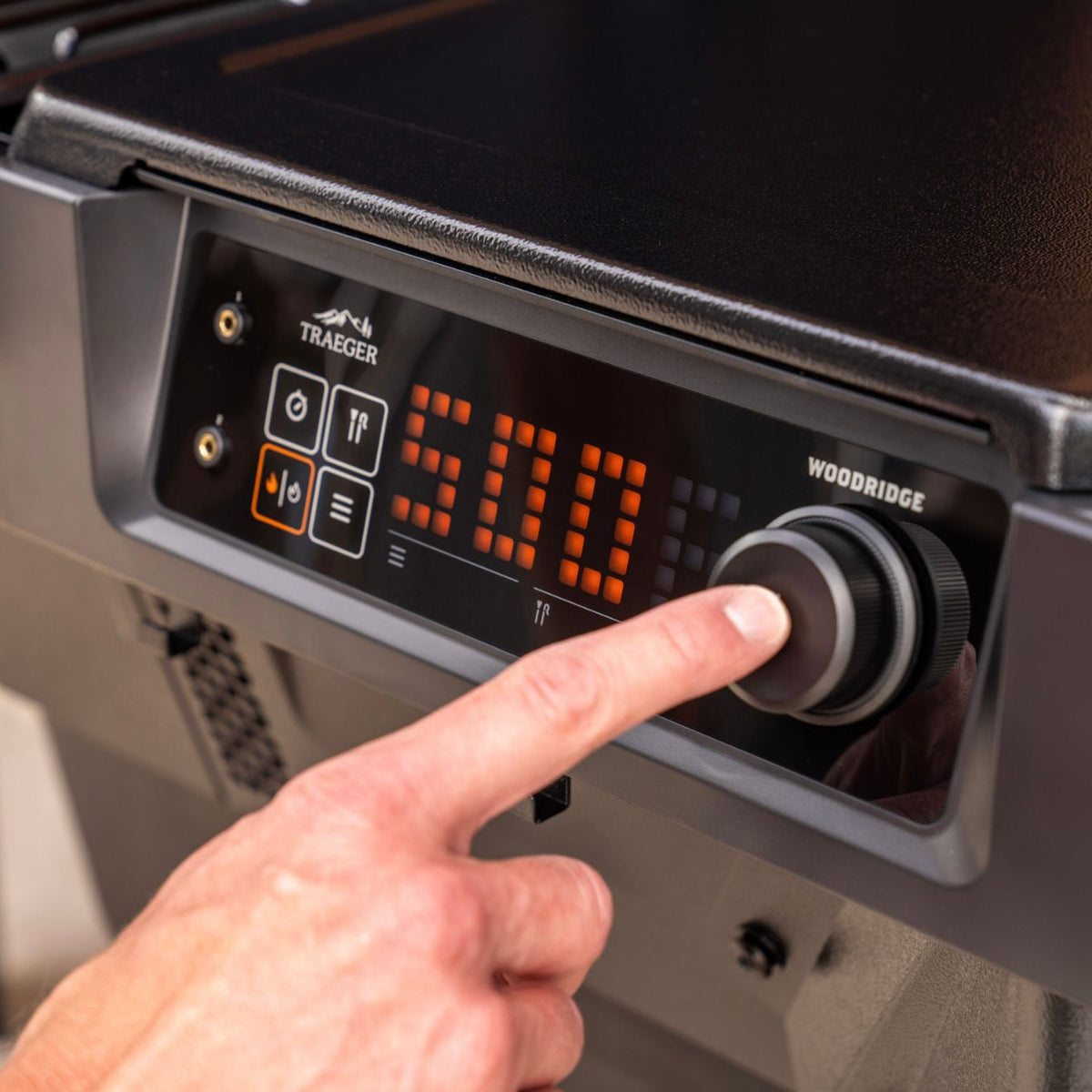 Setting the temperature on the Traeger Woodridge controller