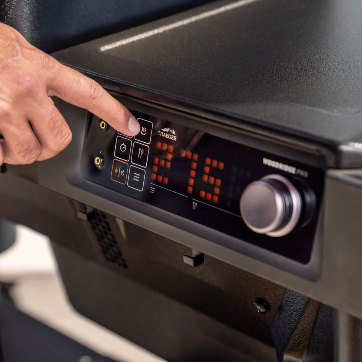 Setting the temperature on the Traeger Woodridge Elite controller